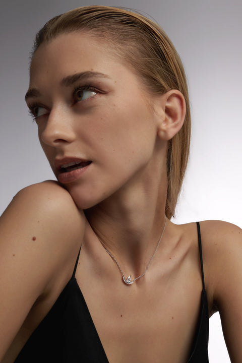 Intrépide grand arc pavée poire solitaire necklace