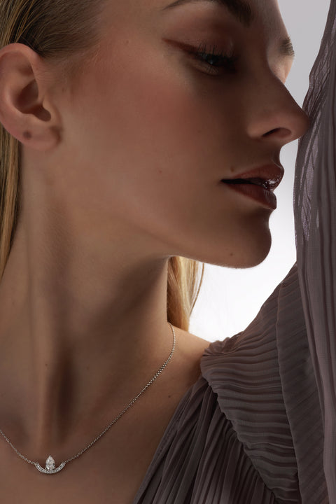 Intrépide grand arc pavée poire solitaire necklace