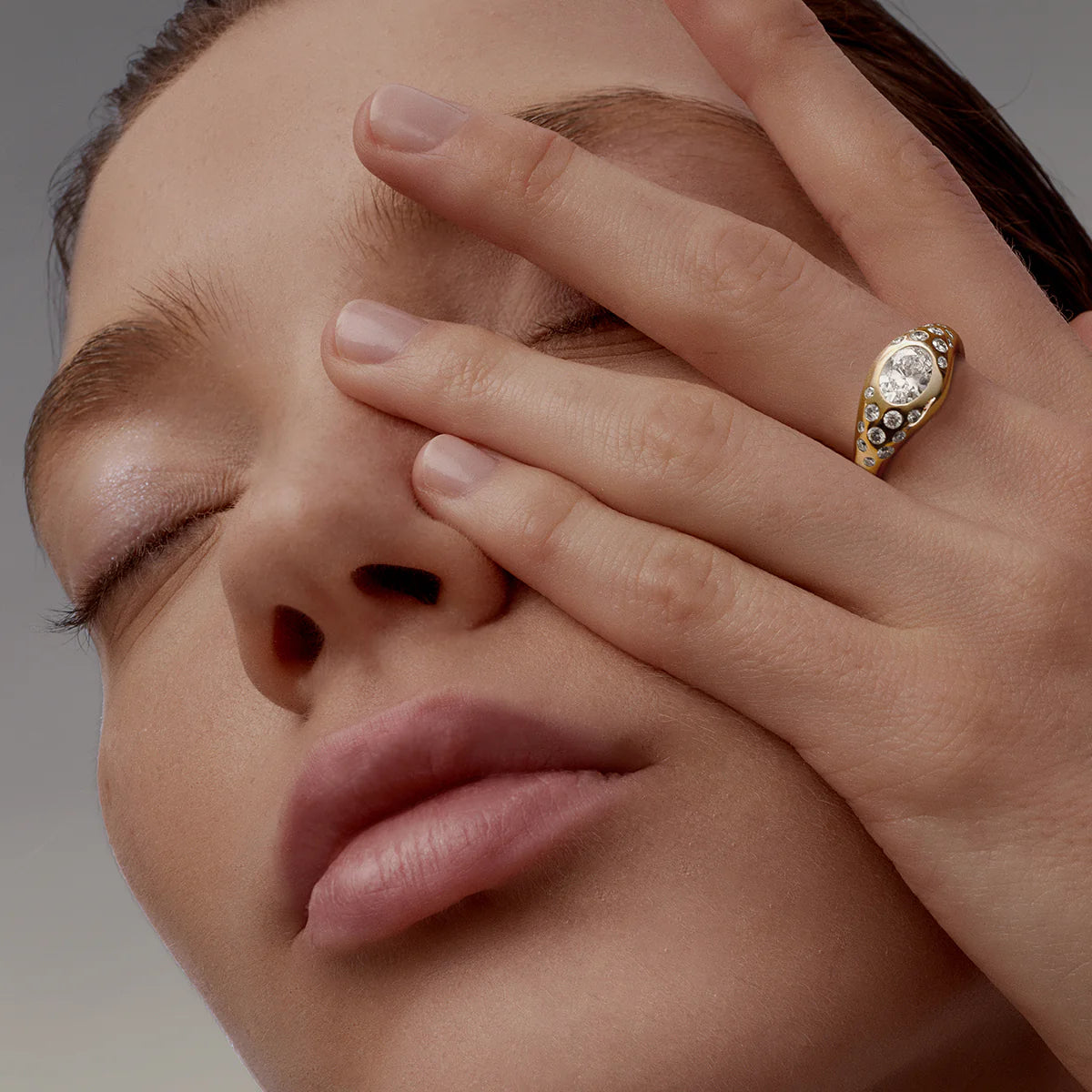 Curve scattered diamond signet ring - Curve scattered diamond signet ring -  The Future Rocks -    2