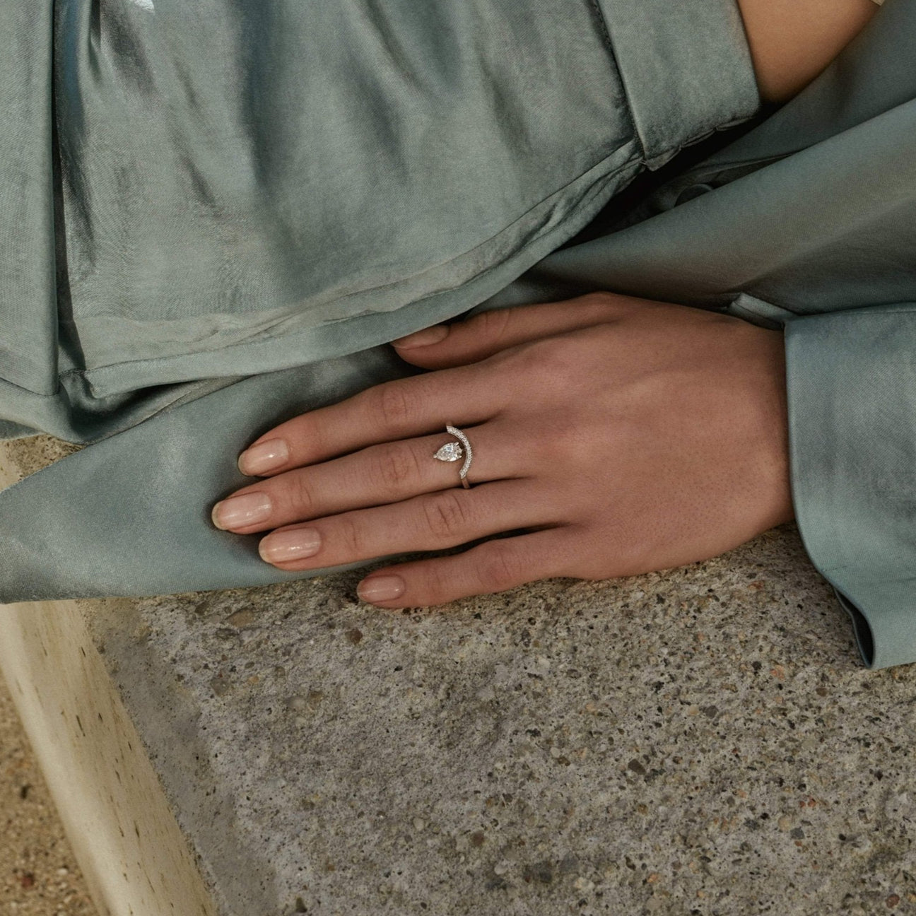 Intrépide grand arc pavée poire solitaire ring - Intrépide grand arc pavée poire solitaire ring -  The Future Rocks -    2
