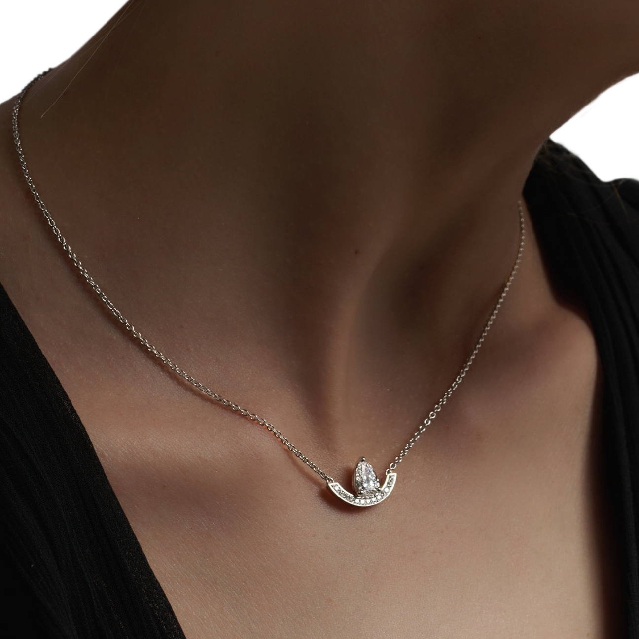 Intrépide grand arc pavée poire solitaire necklace - Intrépide grand arc pavée poire solitaire necklace -  The Future Rocks -    2