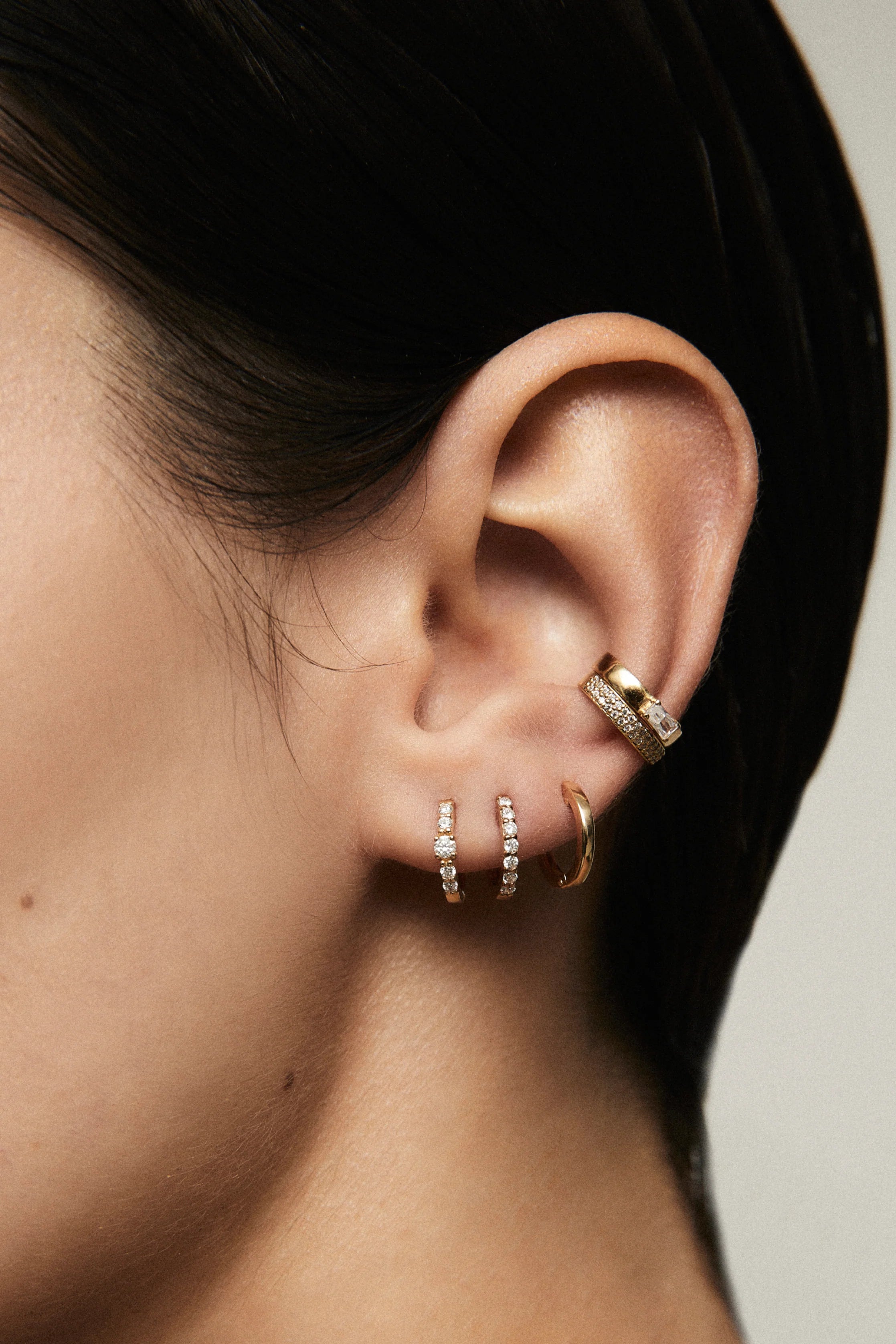 One essential hoops - 18K Gold Hoop Earrings - The Future Rocks - 2