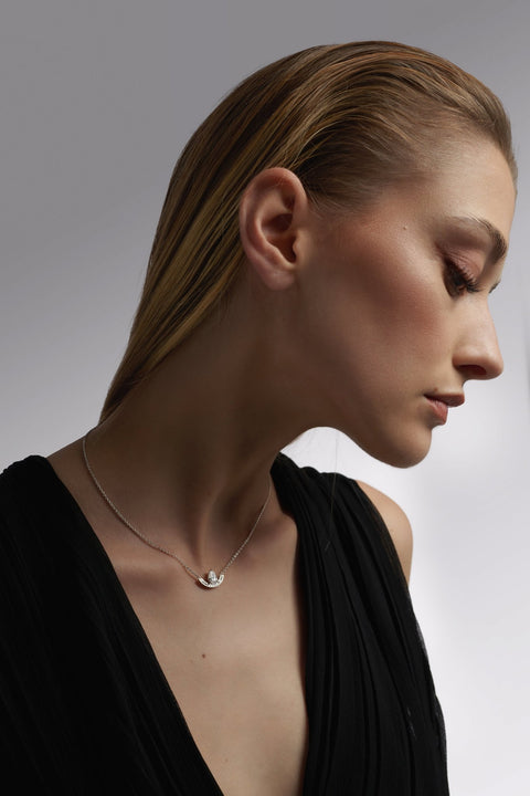 Intrépide grand arc pavée poire solitaire necklace - The Future Rocks