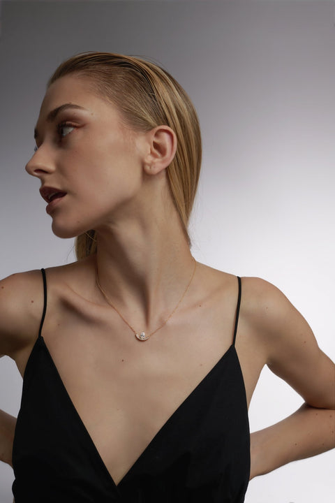 Intrépide grand arc pavée poire solitaire necklace - The Future Rocks
