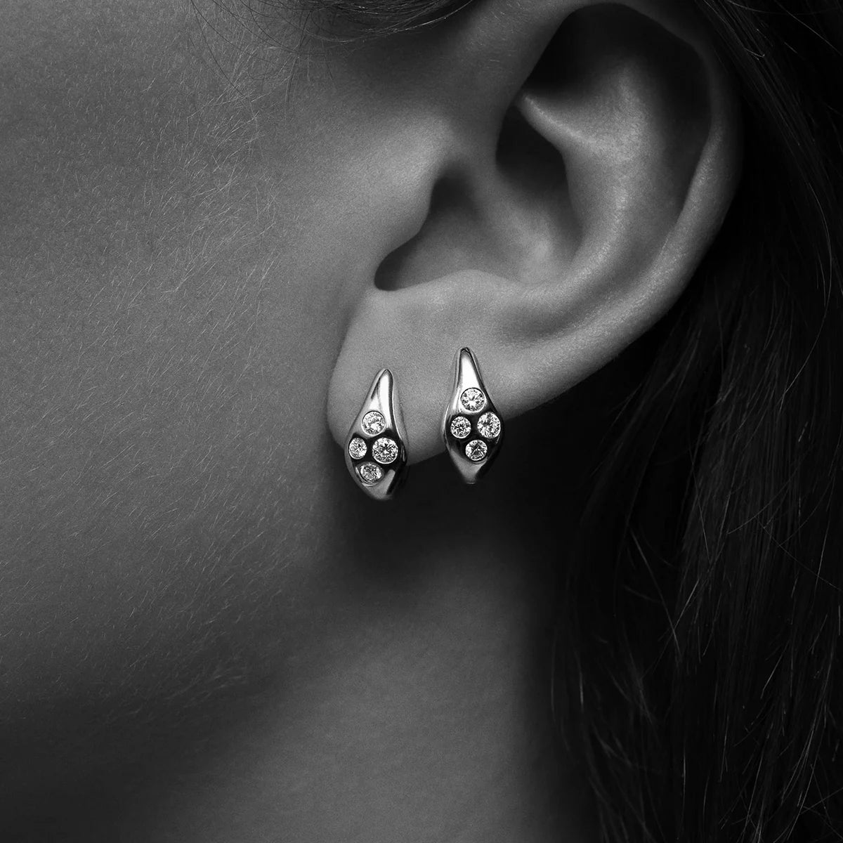  Curve diamond huggies - Curve diamond huggies -  The Future Rocks -    2 