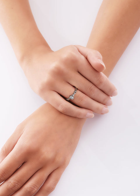 Linking love pear solitaire chain ring