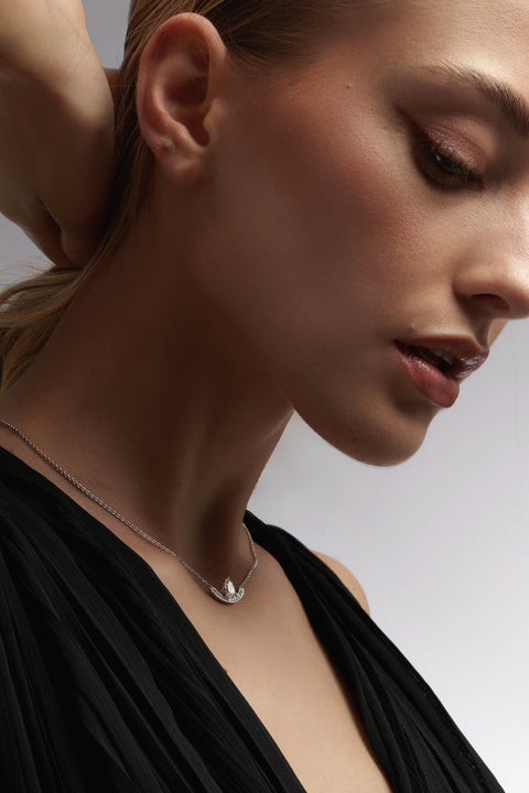  Intrépide grand arc pavée poire solitaire necklace - Intrépide Grand Arc Pavée Poire Solitaire Necklace -  The Future Rocks  -    2 