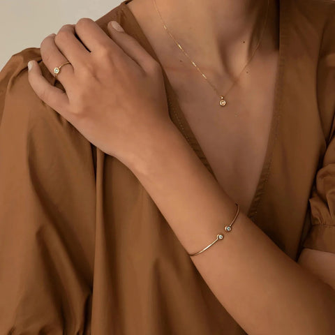 A model wearing Orapa azul necklace - 18K gold lab-grown blue diamond necklace - The Future Rocks